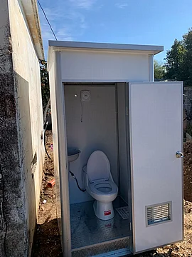 מבנה שירותים מפאנל מבודד מתכת בגודל 1.1X1.1 מ'