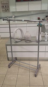 מתלה עם מוט אמצעי